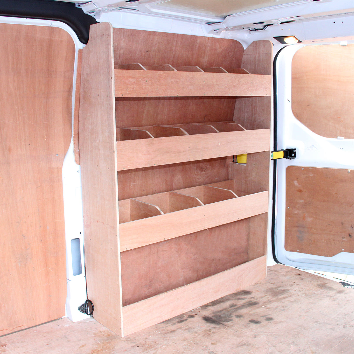 Revestimento preto para van Ford Transit Custom, com rack de madeira clara, prateleiras organizadoras e acabamento liso e resistente