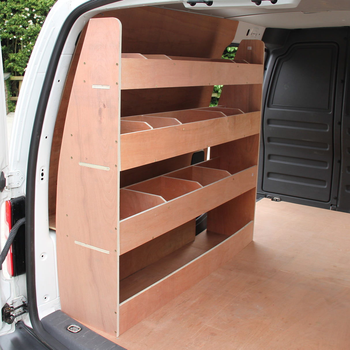 Revestimento antracite para VW Caddy, com prateleiras de madeira clara, ideal para organização e armazenamento no veículo