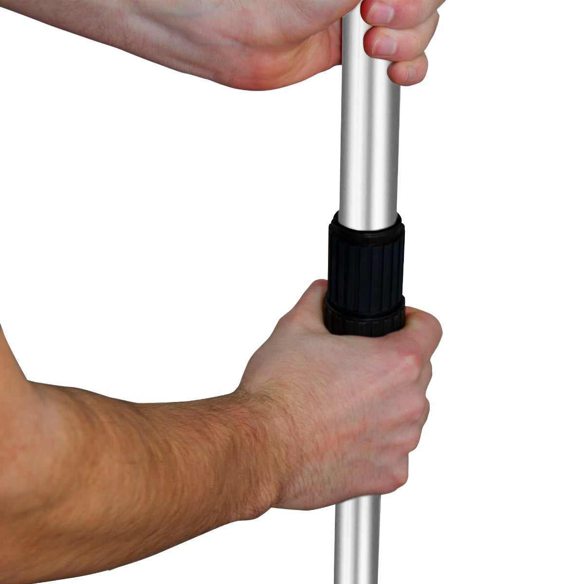 Mão segurando um cabo de alumínio prateado com um suporte preto, ideal para usar com o ancinho de nivelamento de gramado T-Mech 50 cm