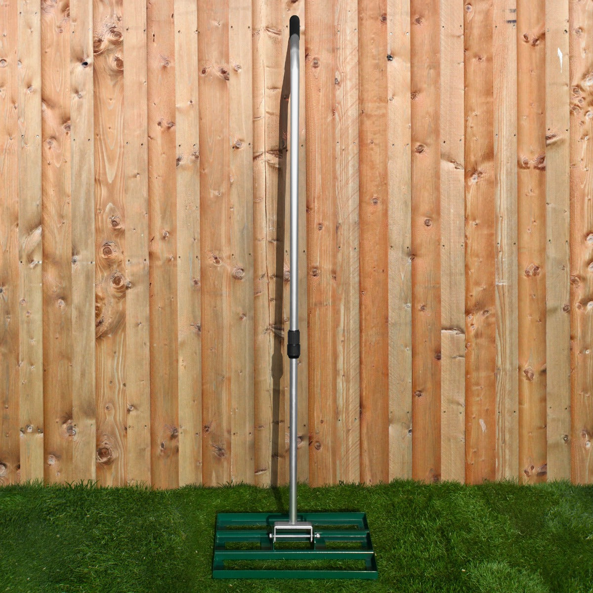 Ancinho de nivelamento de gramado T-Mech 50 cm, com estrutura metálica prateada e base verde, ideal para jardinagem e paisagismo