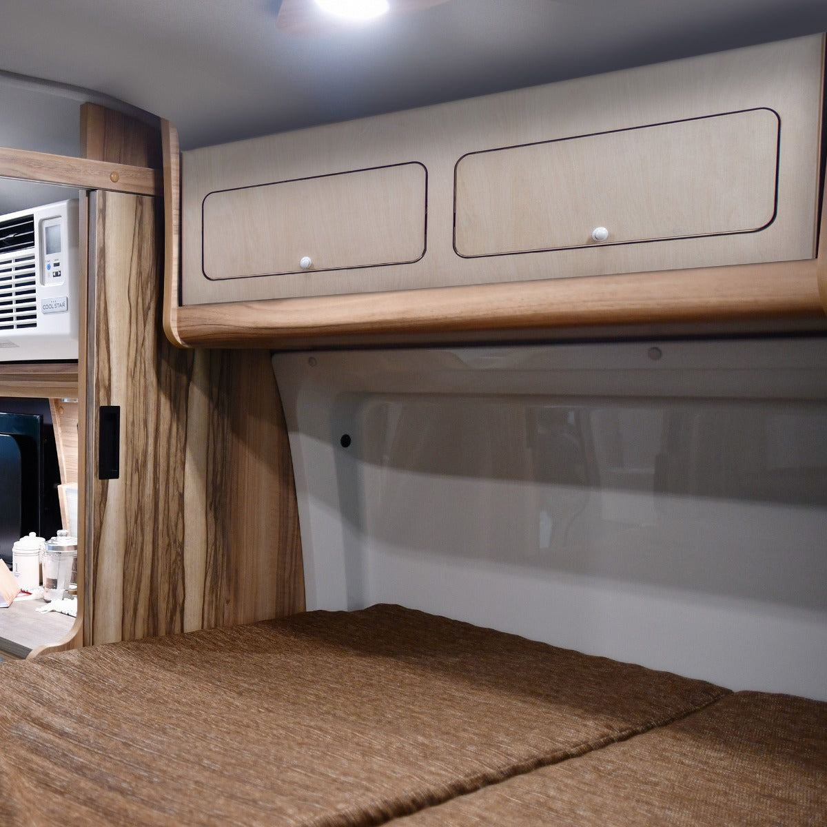 Gabinete elevado para motorhome com acabamento preto ? 120cm x 35cm x 35cm