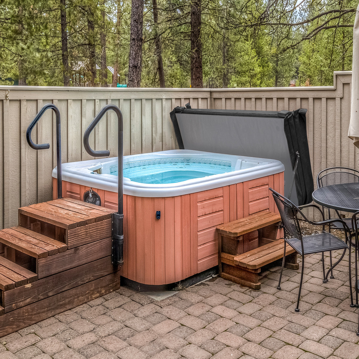 Cobertura preta para jacuzzi 2m x 2m, feita de material resistente, com textura lisa, ideal para proteção e estilo ao ar livre