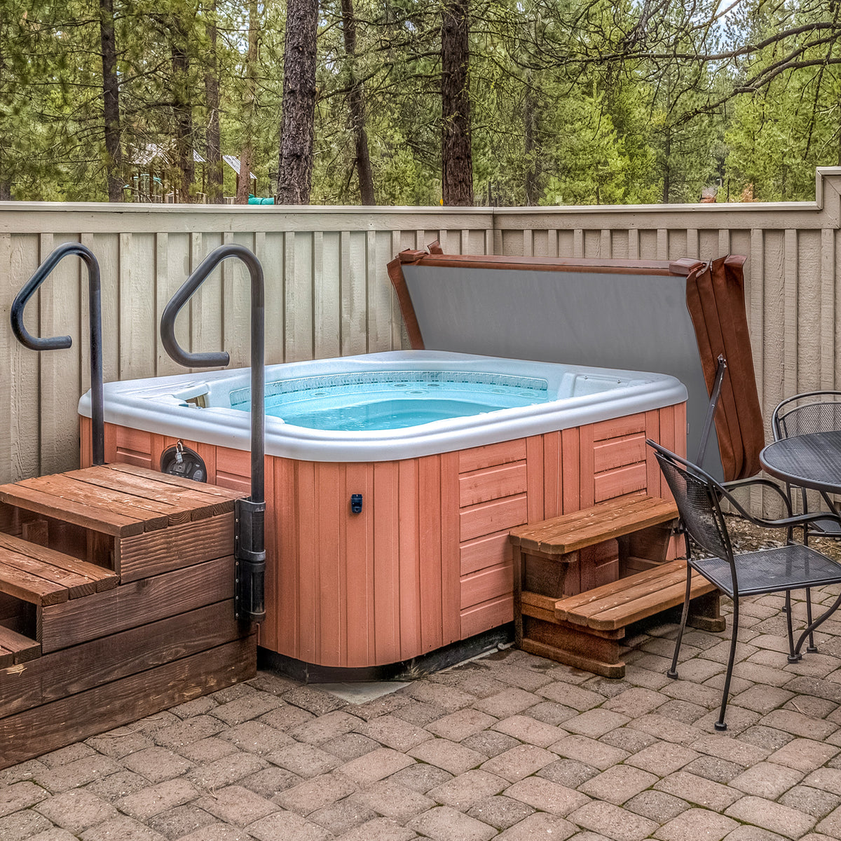 Cobertura castanha para jacuzzi 2,1m x 2,1m, com textura suave, ideal para proteção e estilo em áreas externas
