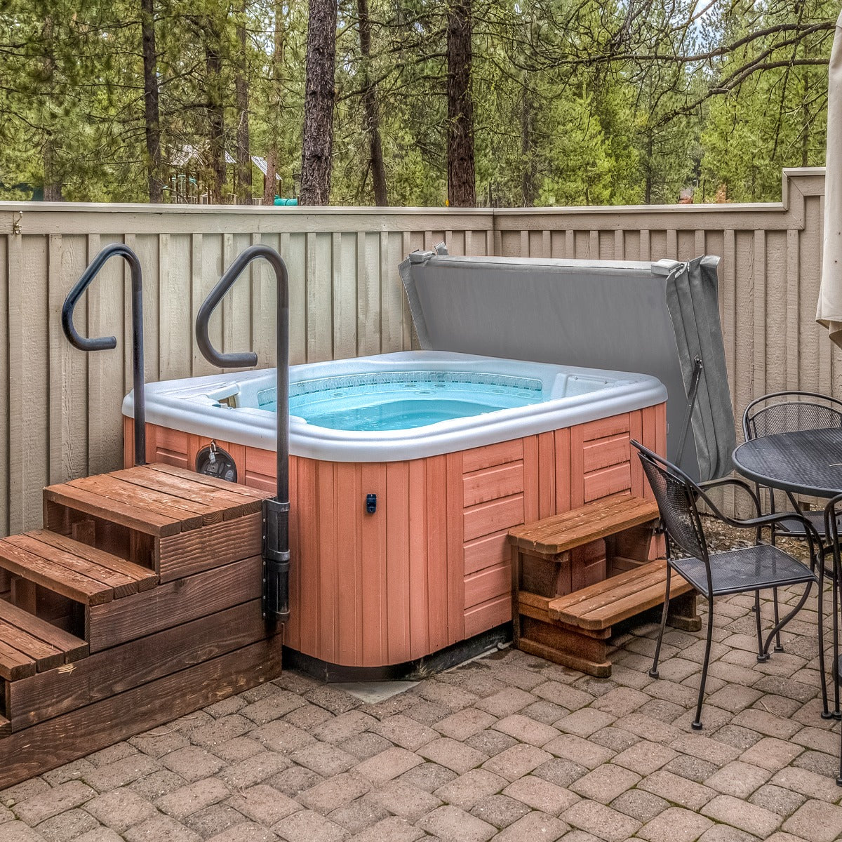 Cobertura cinza para jacuzzi 2m x 2m, com material resistente, ideal para proteção contra intempéries e sujeira