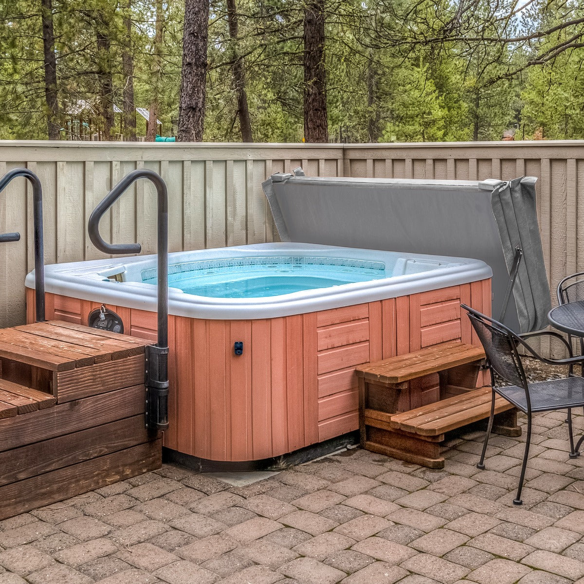Cobertura cinza para jacuzzi de 2,2m x 2,2m, com textura resistente, ideal para proteção contra intempéries e sujeira