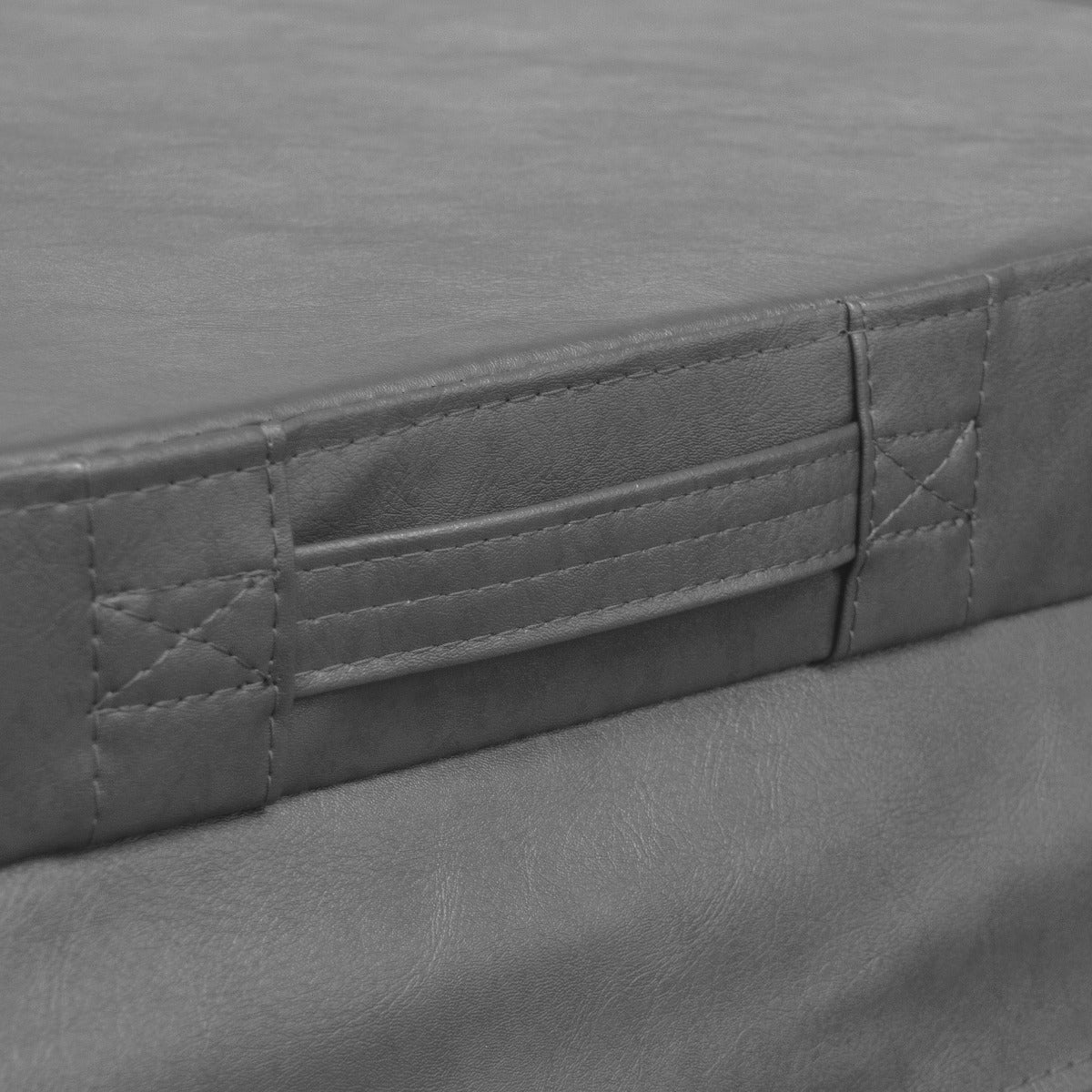 Colchão cinza com textura suave, bordas costuradas e alças laterais para fácil manuseio, ideal para conforto e estilo em qualquer ambiente