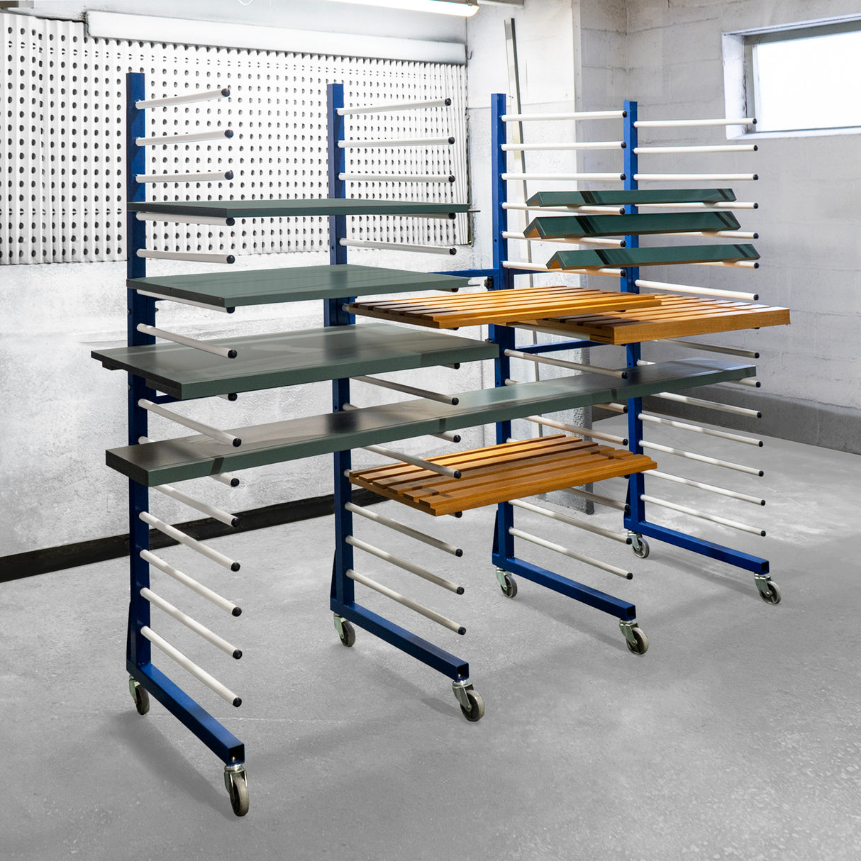 Carrinho combinado para secagem com cinco prateleiras ajustáveis em metal azul e conectores brancos, ideal para organização e eficiência