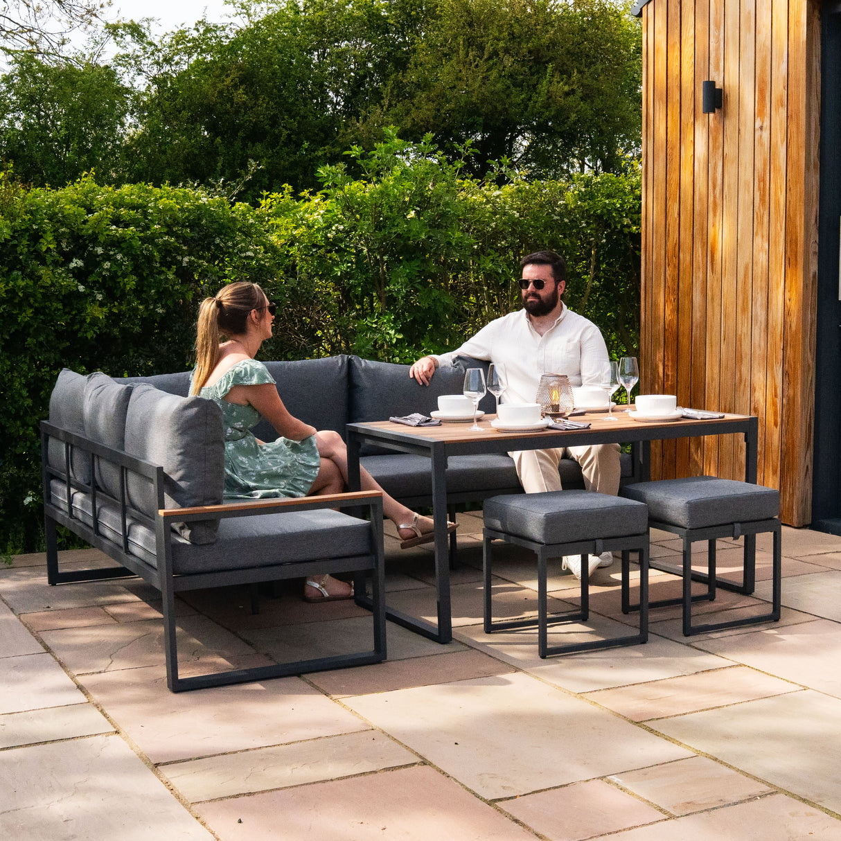 Conjunto Sofá de Canto em Alumínio Efeito Madeira + Caixa em Rattan Preto