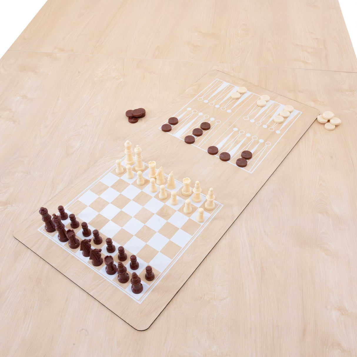 Mesa de jogos 7 em 1 em carvalho claro, com tabuleiro de xadrez e peças em tons de marrom e bege, ideal para entretenimento familiar