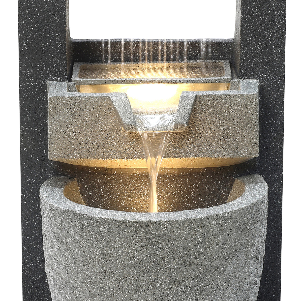 Fonte de água elétrica para jardim "Cascade Springs" em tons de cinza, com água fluindo suavemente entre camadas texturizadas e iluminadas