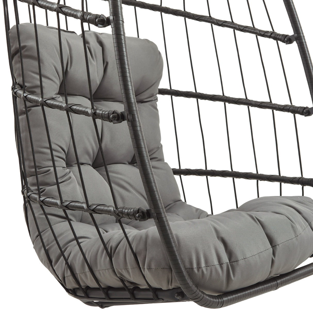 Cadeira suspensa tipo ovo em rattan preto, com almofada cinza acolchoada e estrutura de metal entrelaçada, ideal para relaxar