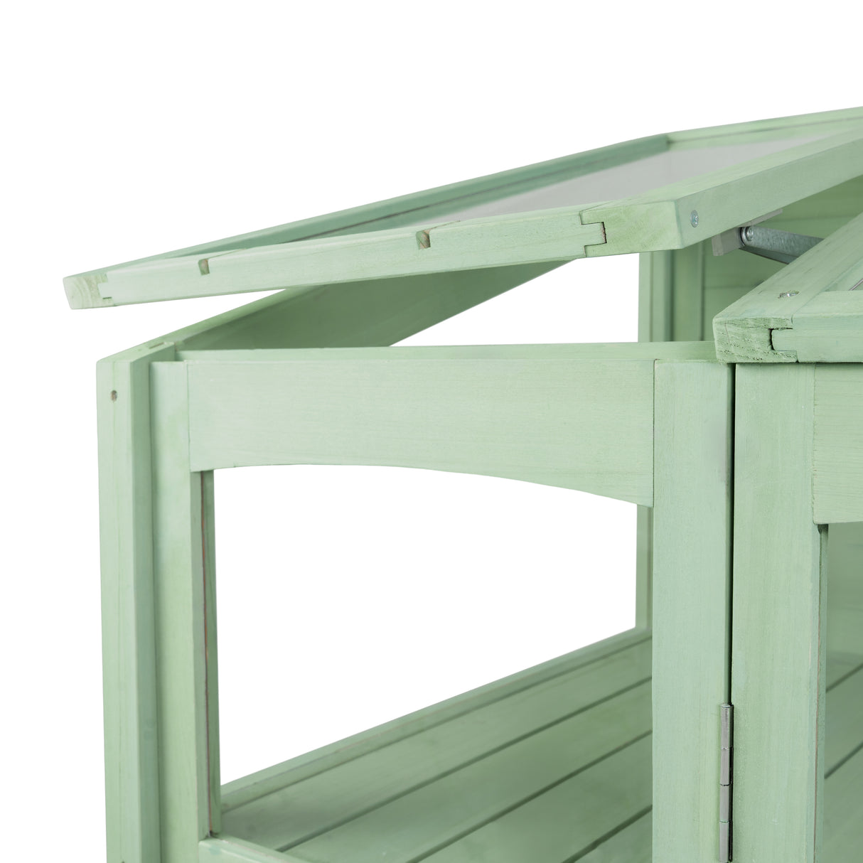 Estufa de madeira em estilo vitoriano, na cor verde suave, com prateleiras internas e telhado inclinado para ventilação