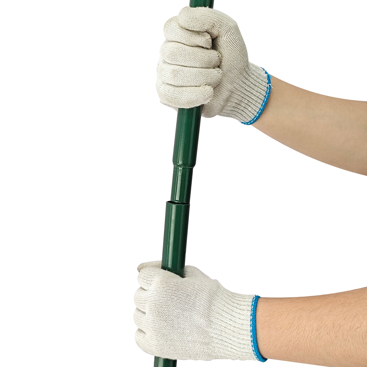 Nivelador de relva verde de 100 cm sendo segurado por mãos com luvas, destacando o material resistente e a textura do cabo