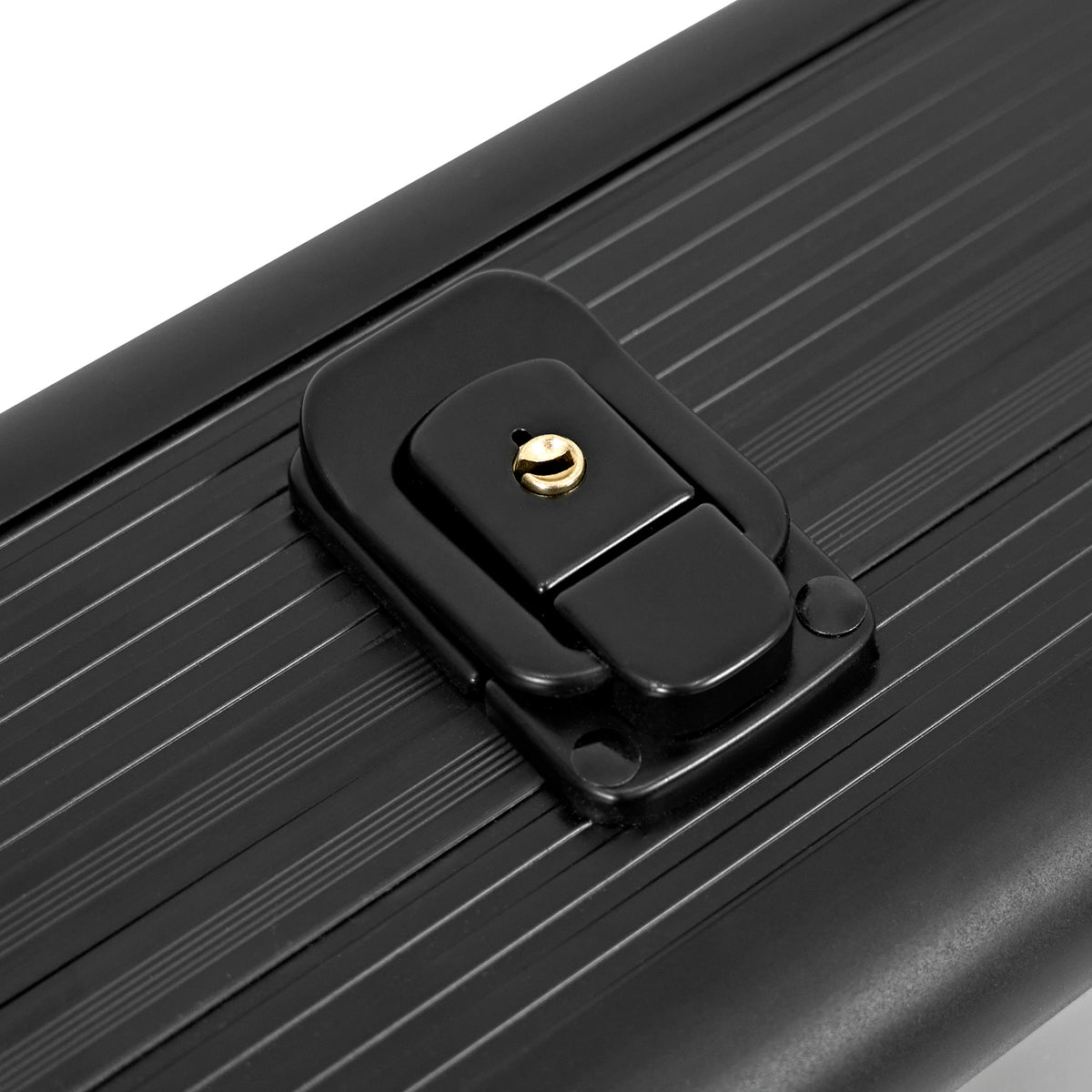 Estojo rígido preto com textura estriada, fecho dourado e design moderno, ideal para proteger e transportar itens com segurança