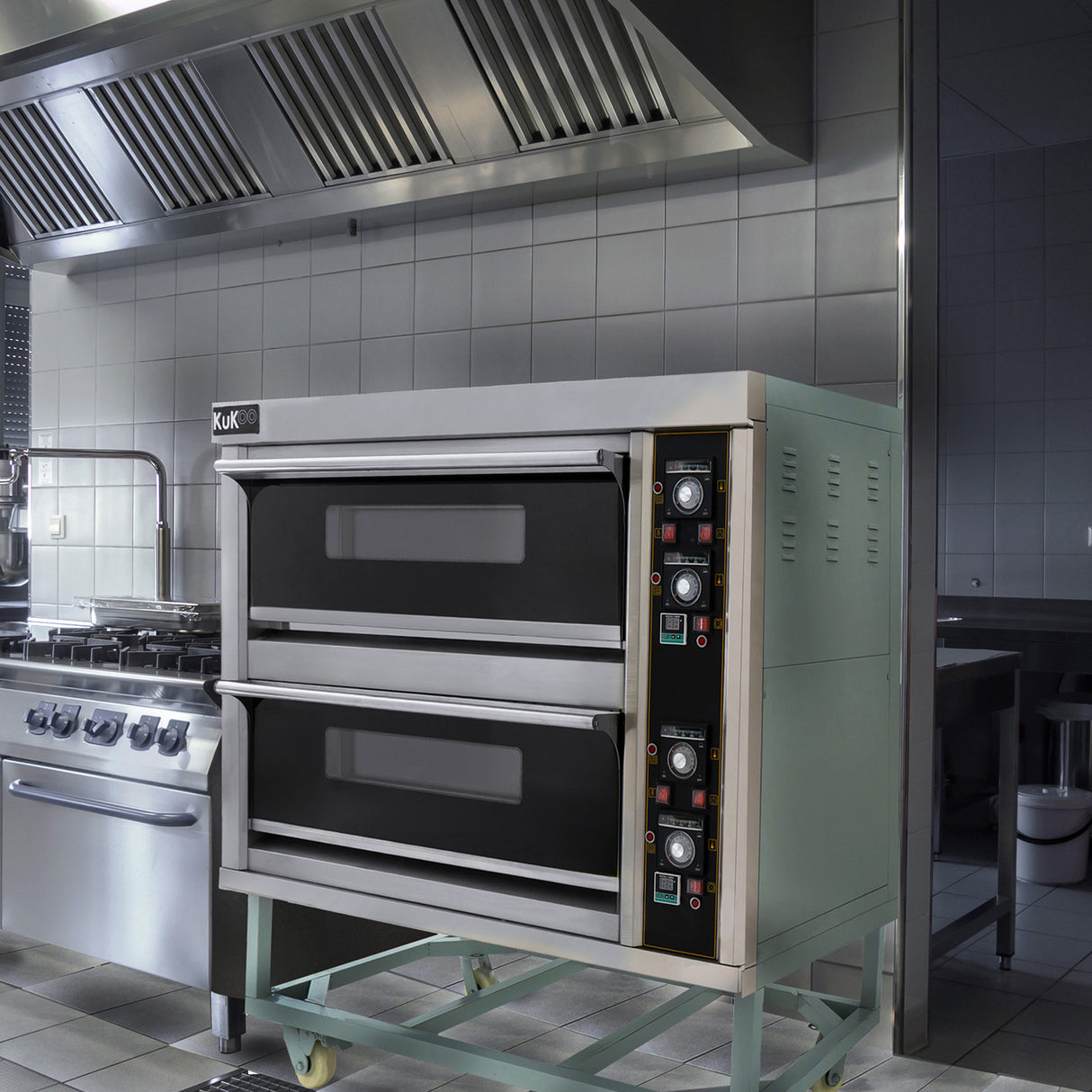 Forno comercial grande para pizza KuKoo em aço inox, com duas câmaras de cozimento, botões de controle e design robusto e funcional