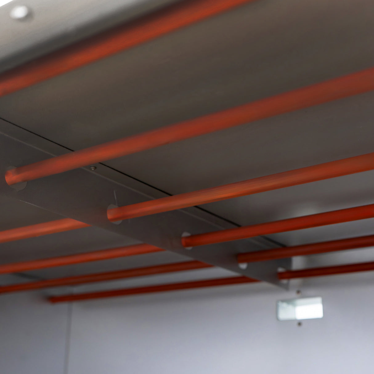 Interior do forno comercial grande para pizza KuKoo, com prateleiras metálicas e barras laranjas, ideal para assar várias pizzas simultaneamente