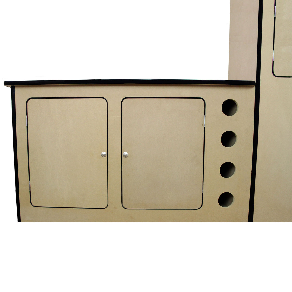 Revestimento cinza fumê para van, com textura suave, armário com portas e espaço para instalação de cozinha em camper