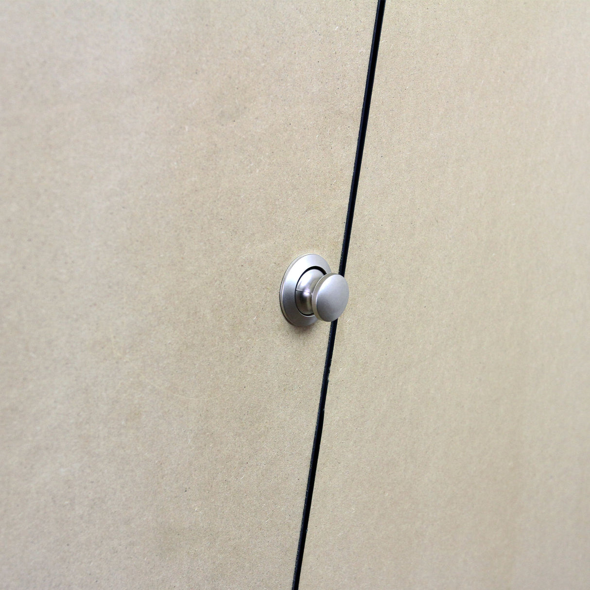 Revestimento cinza fumê para van, textura suave e acabamento moderno, ideal para cozinhas de camper com 11 m² de cobertura