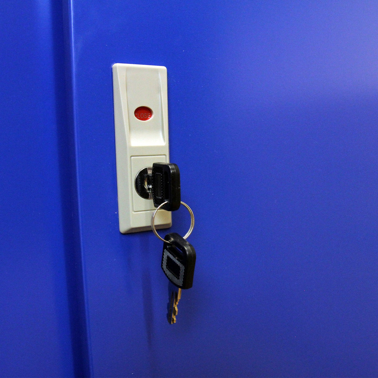 Armá rio de cigarros com portas azuis