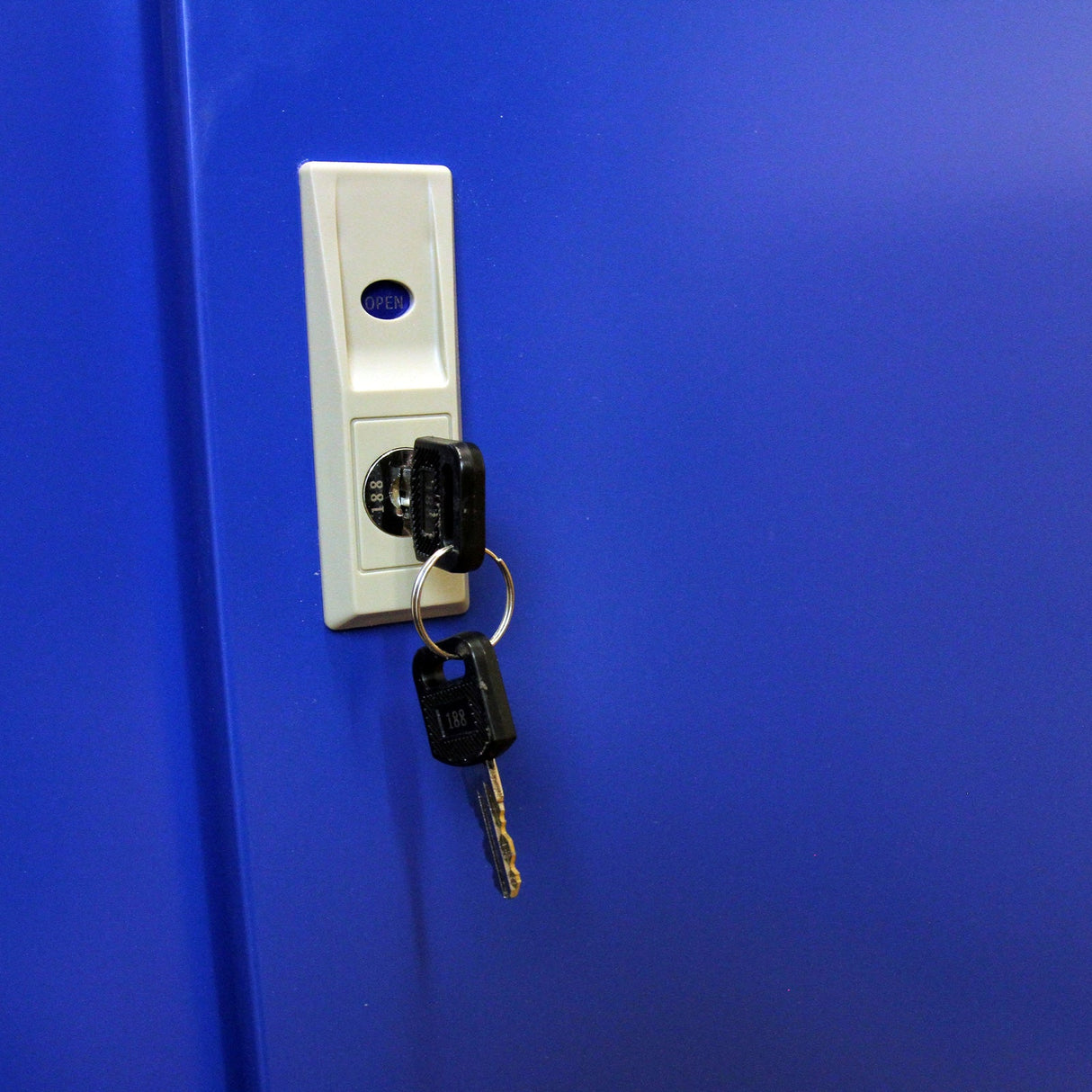 Armá rio de cigarros com portas azuis