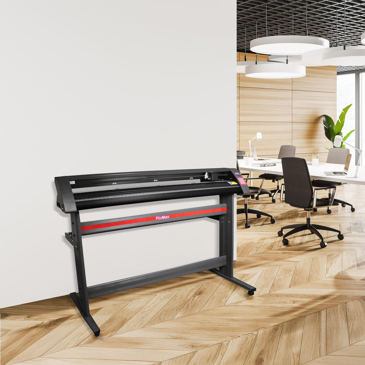 Plotter de recorte de vinil preto com suporte, destacando-se em um ambiente moderno de escritório com piso de madeira clara e móveis elegantes