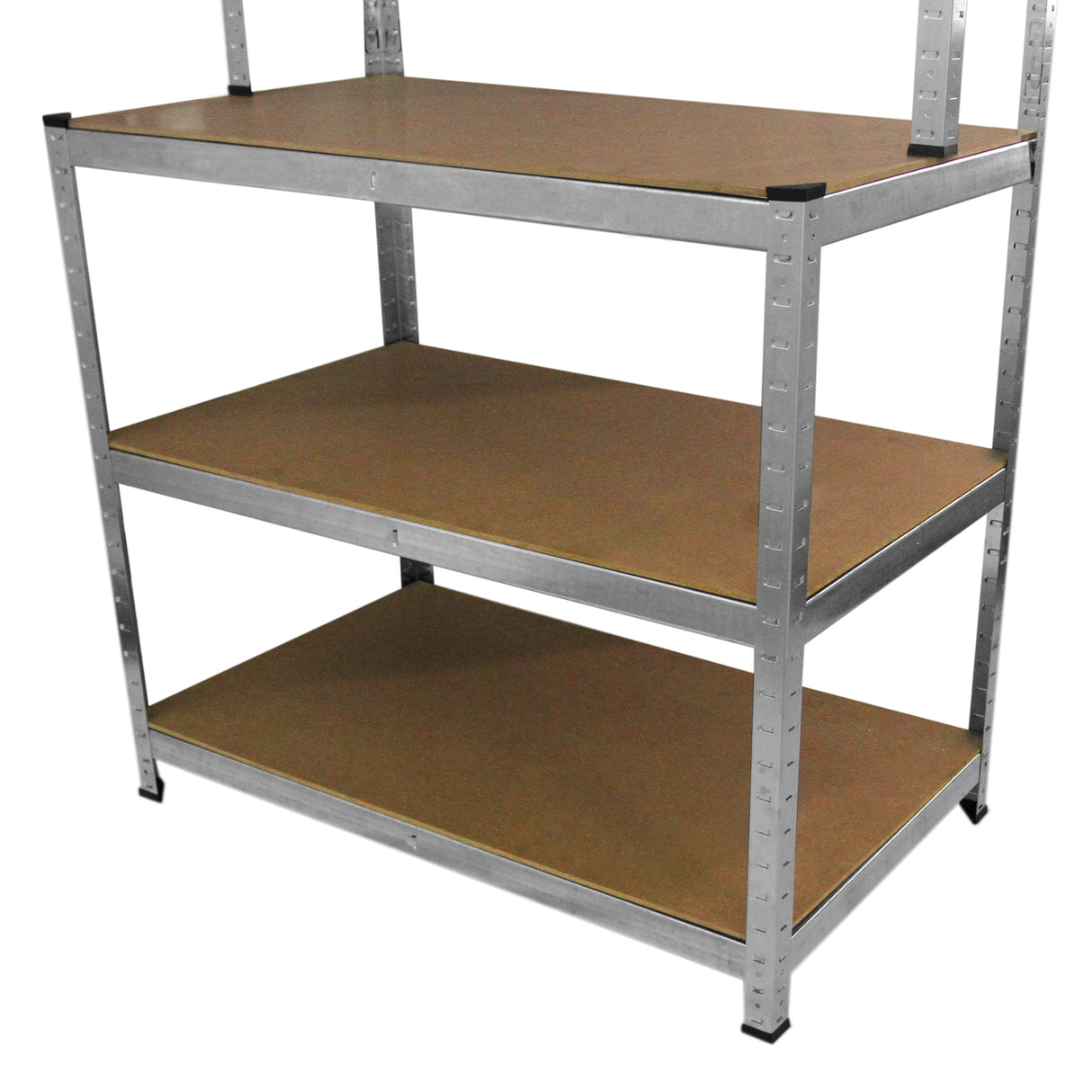 Prateleira de metal prateado com três níveis, superfície de madeira marrom, ideal para organização em bancadas de trabalho