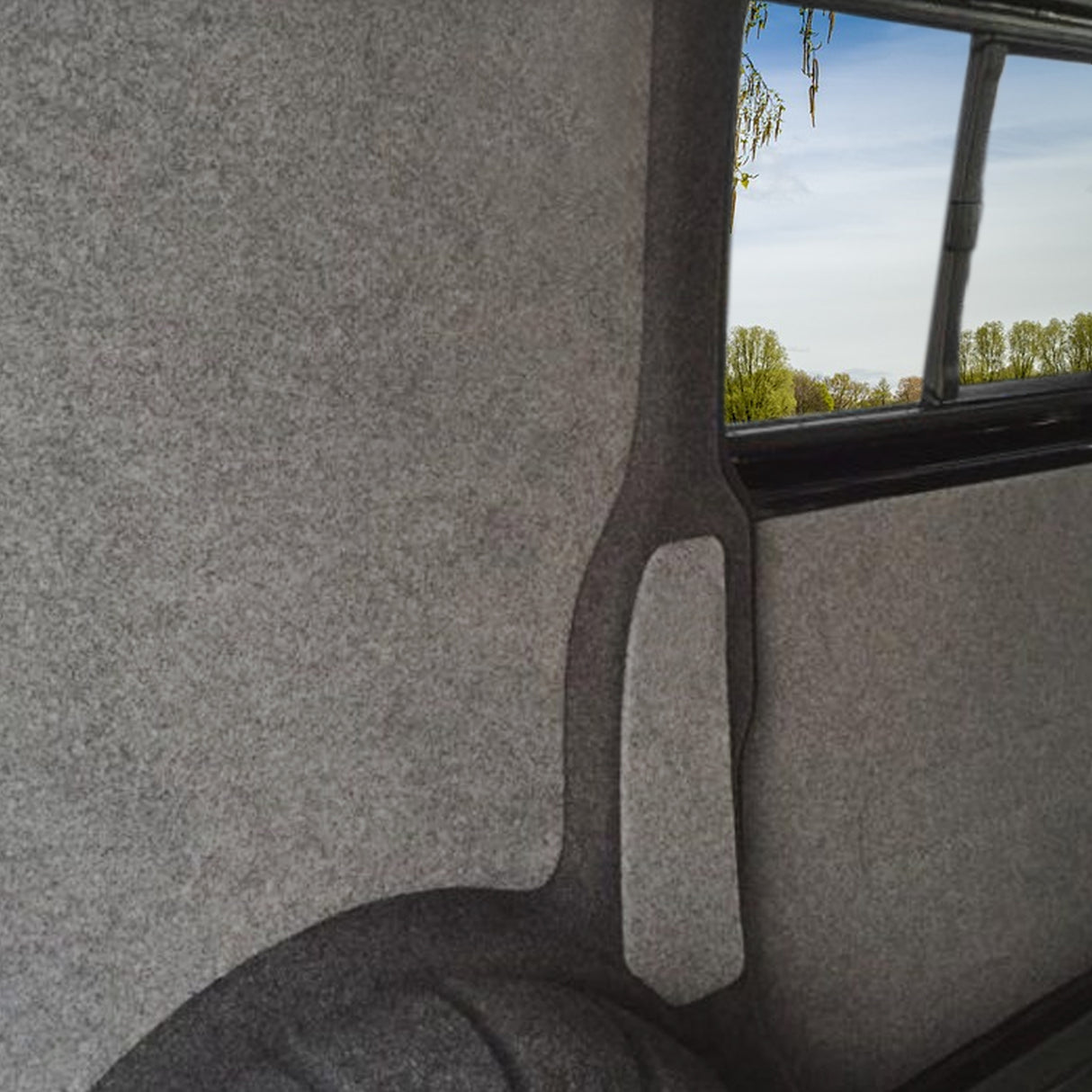 Revestimento antracite suave para van Ford Transit Custom, com textura felpuda e detalhes em cinza claro, ideal para 11 m²