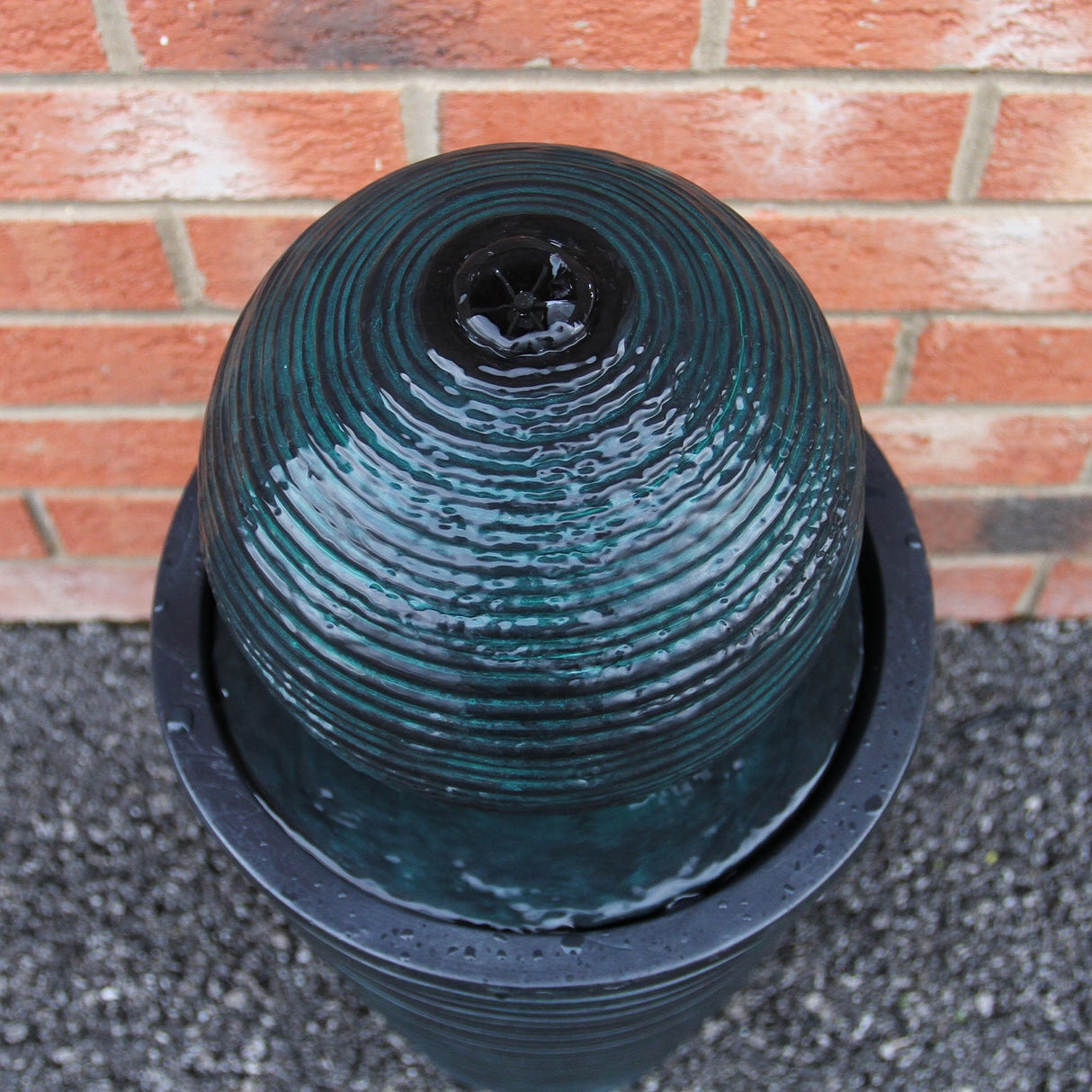 Fonte de á gua movida a energia solar ? bola cinza