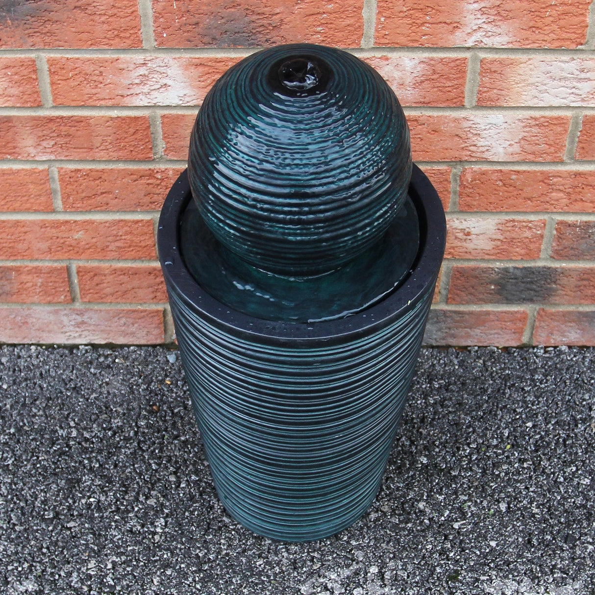 Fonte de á gua movida a energia solar ? bola cinza