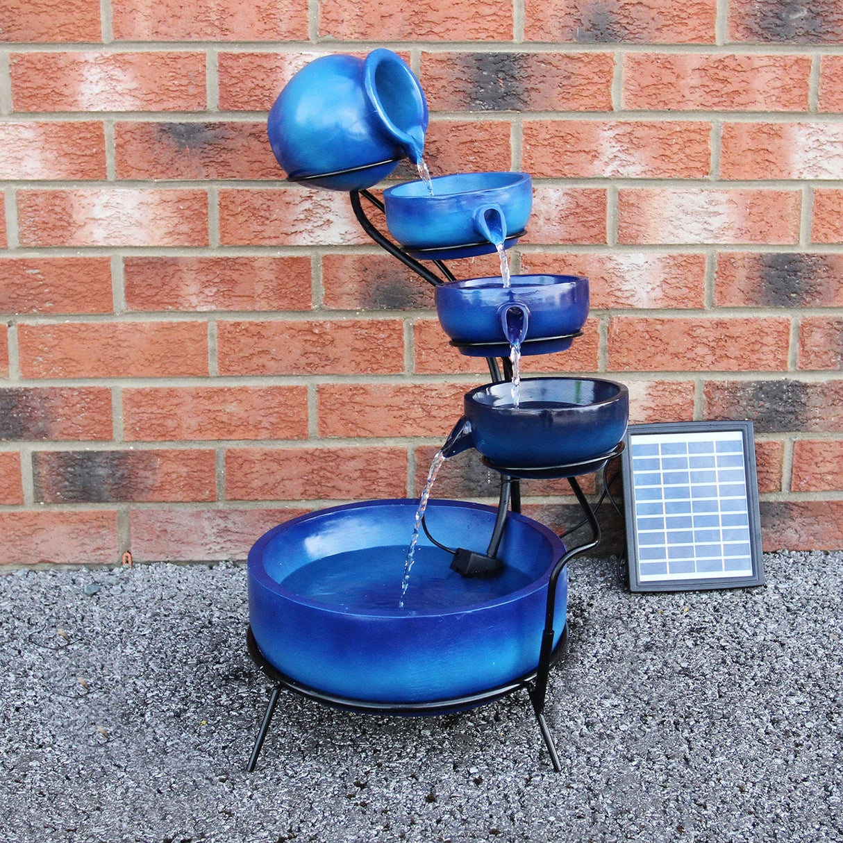 Fonte de á gua azul movida a energia solar, jardim, cascata, pá tio em camadas