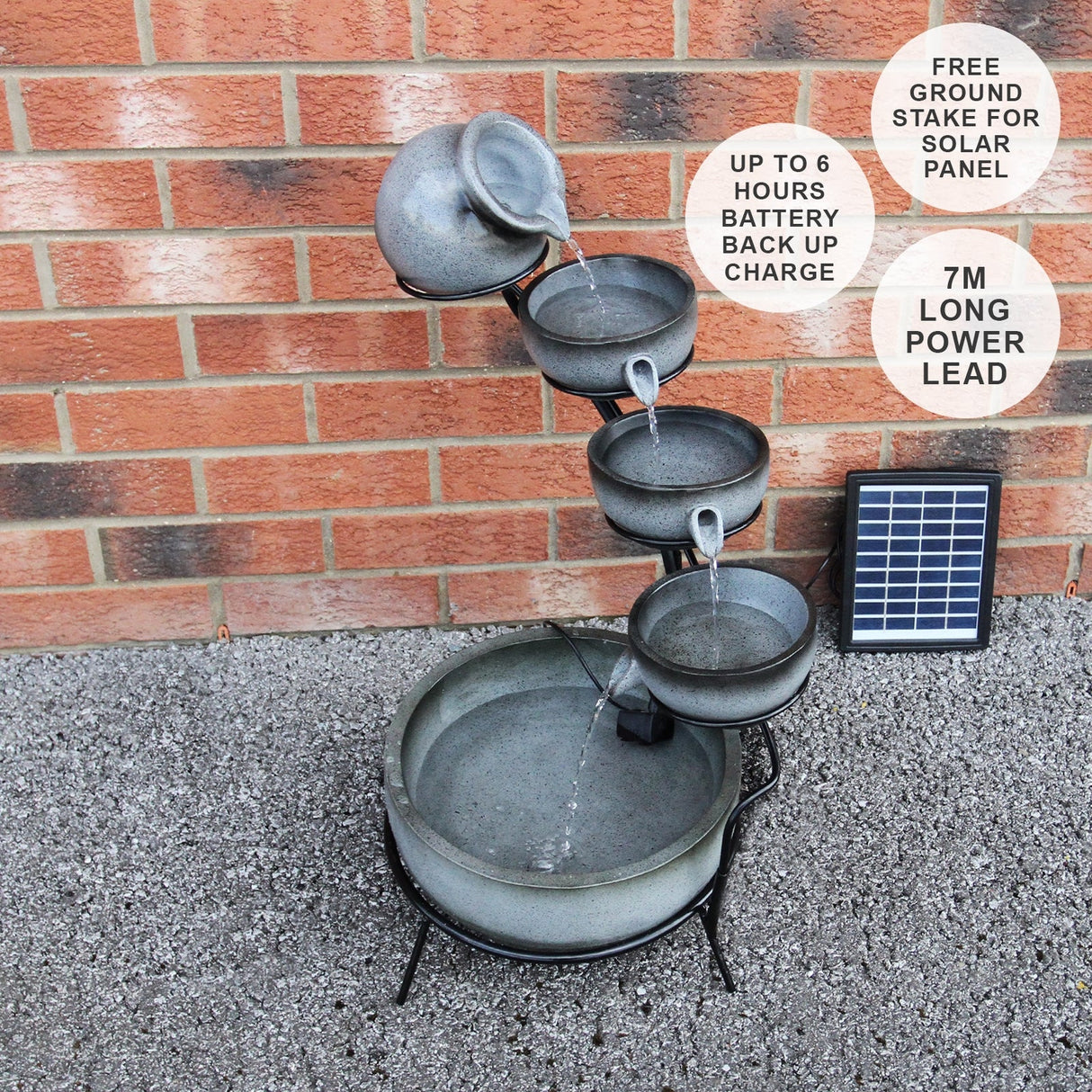 Pá tio cinza movido a energia solar da cachoeira do jardim da fonte de á gua em camadas