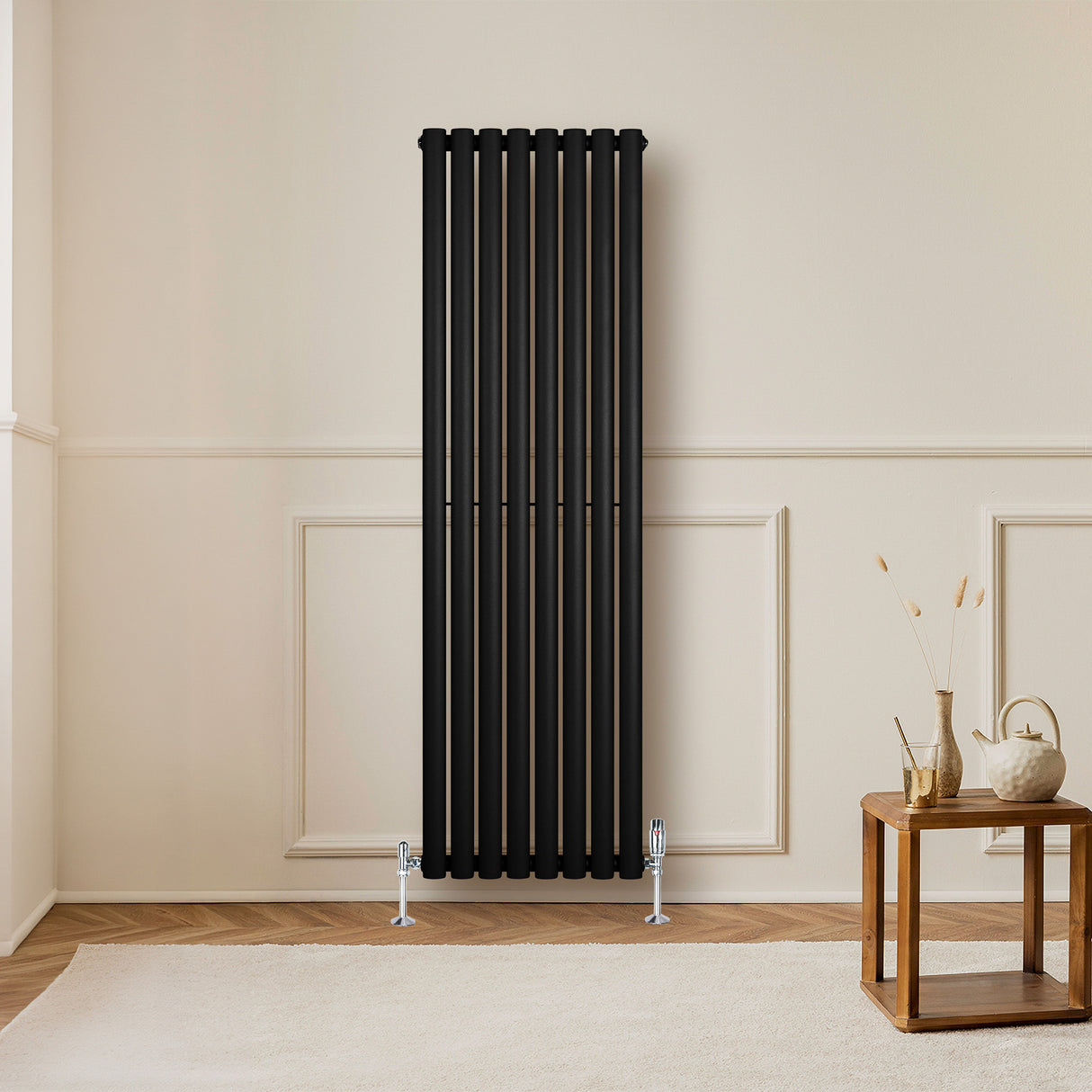Radiador de coluna simples oval preto, com design elegante e moderno, instalado em parede clara, complementando a decoração minimalista