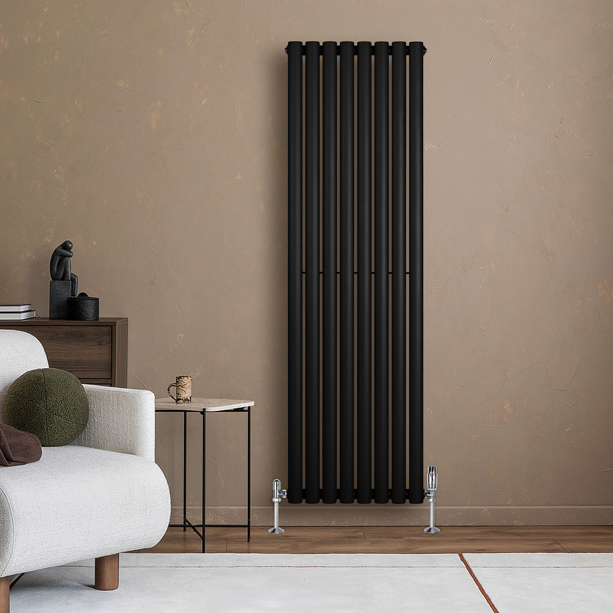 Radiador de coluna simples oval preto, 1600 mm x 480 mm, com válvulas, instalado em parede de tom neutro, ao lado de sofá moderno