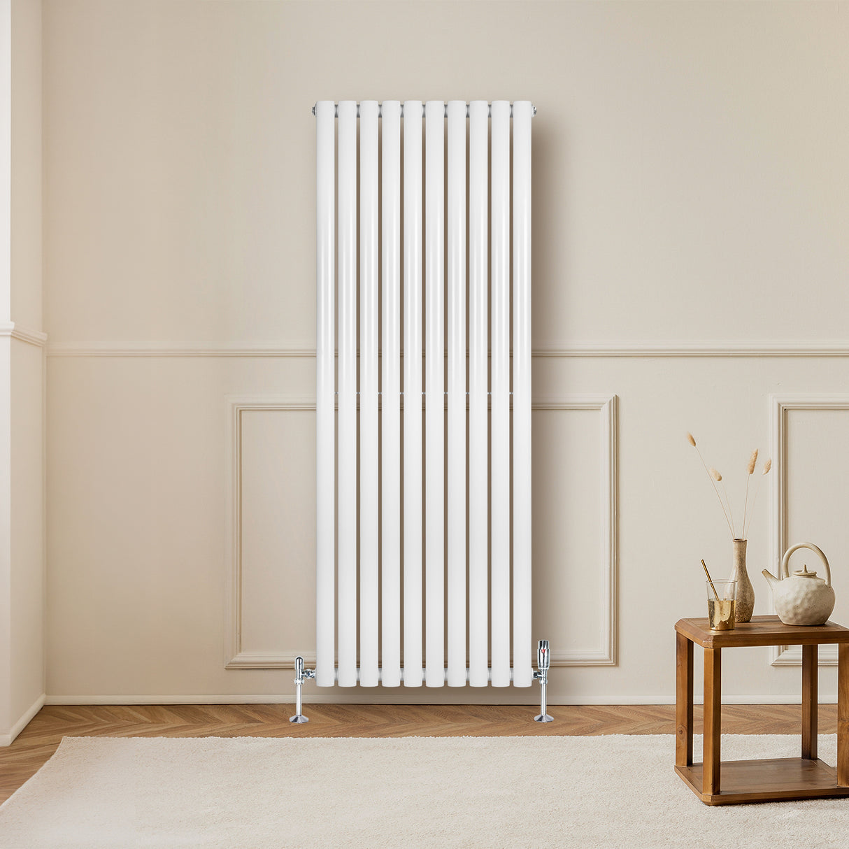 Radiador de coluna simples oval branco, com válvulas, instalado em parede clara, destacando seu design elegante e moderno