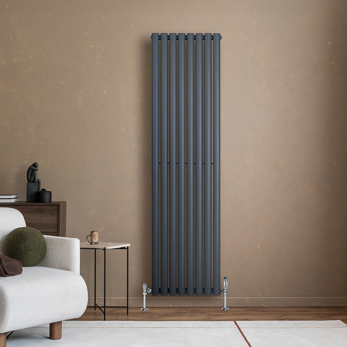 Radiador de coluna oval cinza antracite, 1800 mm x 480 mm, com design moderno e elegante, instalado em parede neutra e minimalista