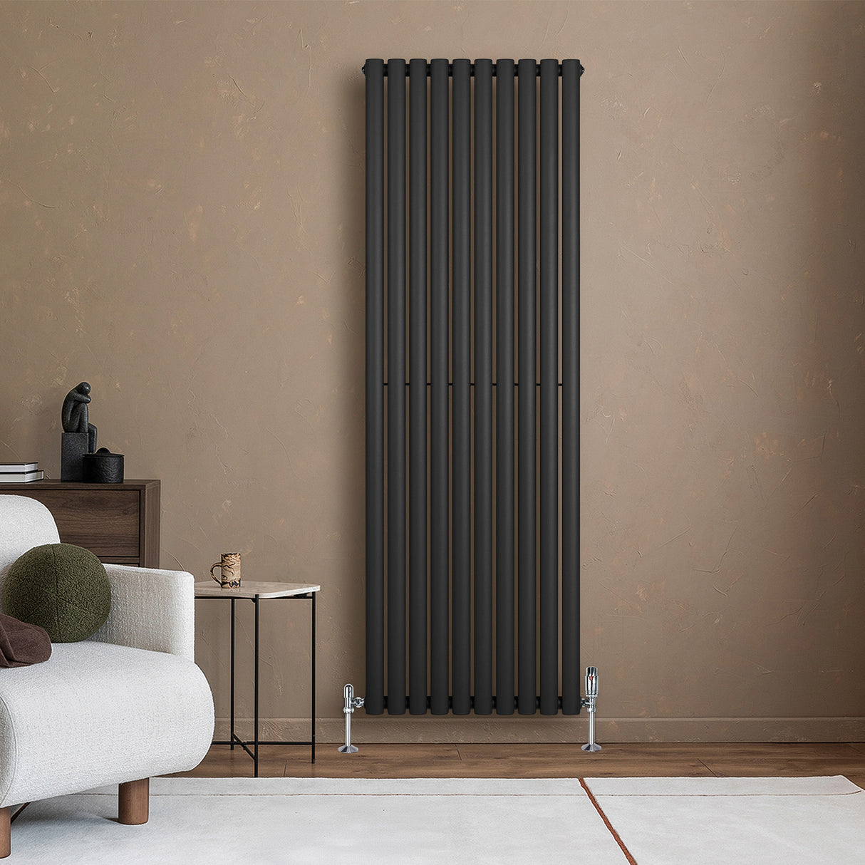 Radiador de coluna simples oval preto, 1800 mm x 600 mm, com design moderno e acabamento liso, instalado em parede clara
