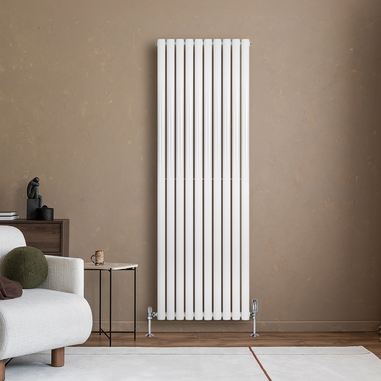 Radiador de coluna simples oval branco, 1800 mm x 600 mm, com válvulas, instalado em parede de tom neutro, ao lado de sofá moderno