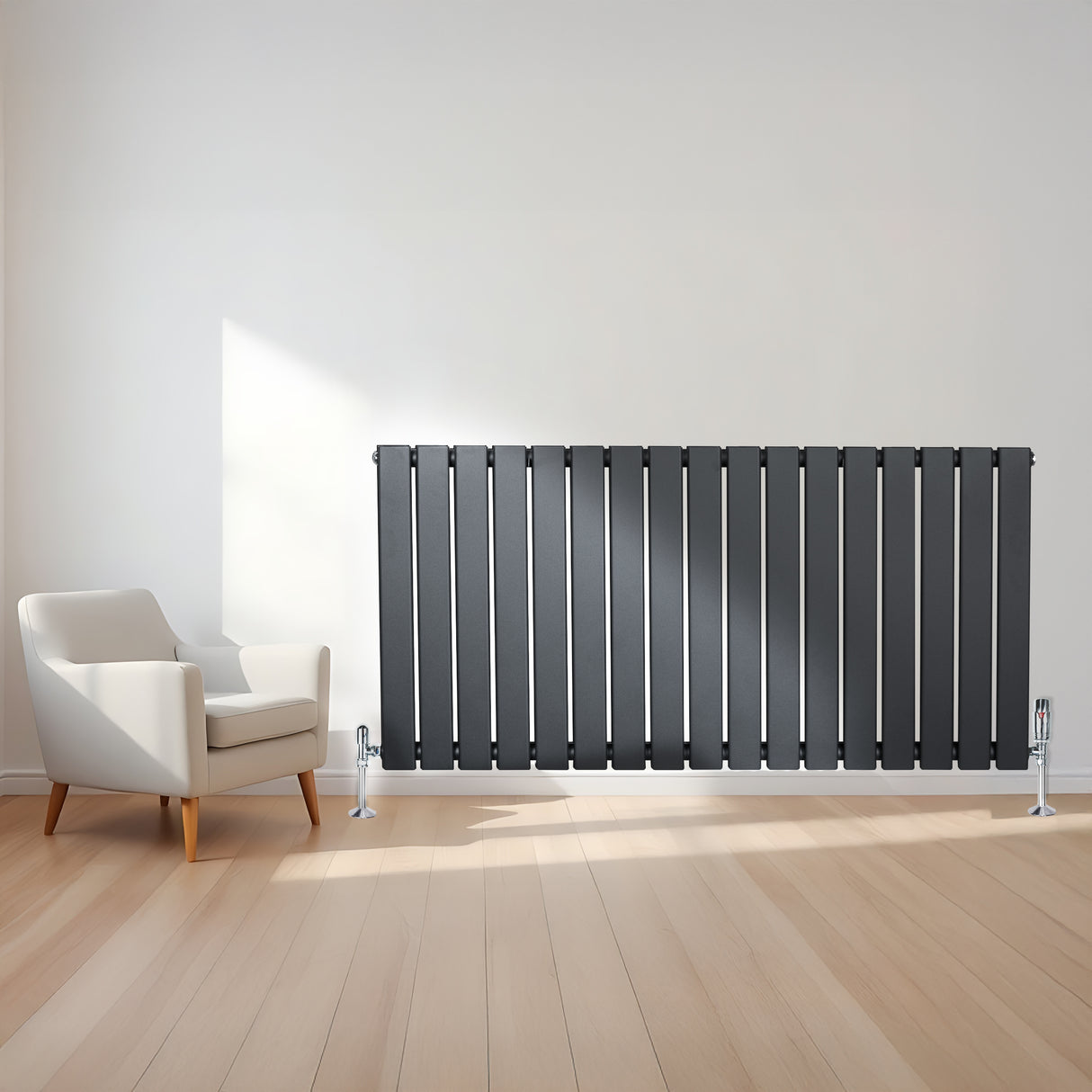 Radiador plano de coluna simples cinza antracite, com design elegante, instalado em parede clara ao lado de poltrona moderna em ambiente minimalista