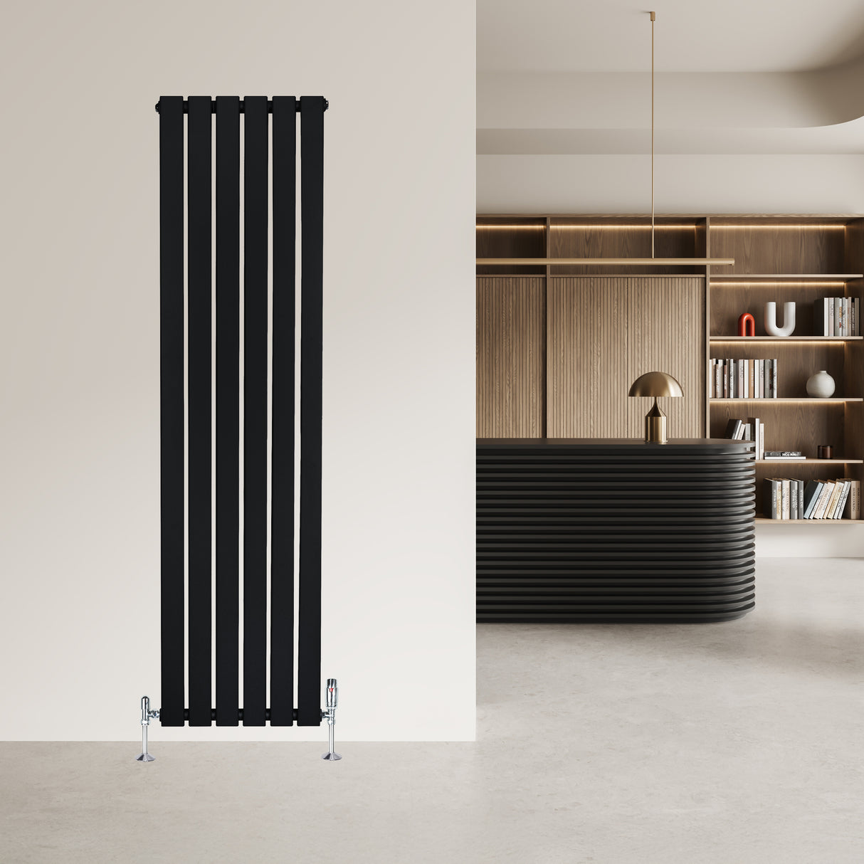 Radiador plano de coluna simples, 1600 x 420 mm, com acabamento preto e válvulas, instalado em ambiente moderno e minimalista