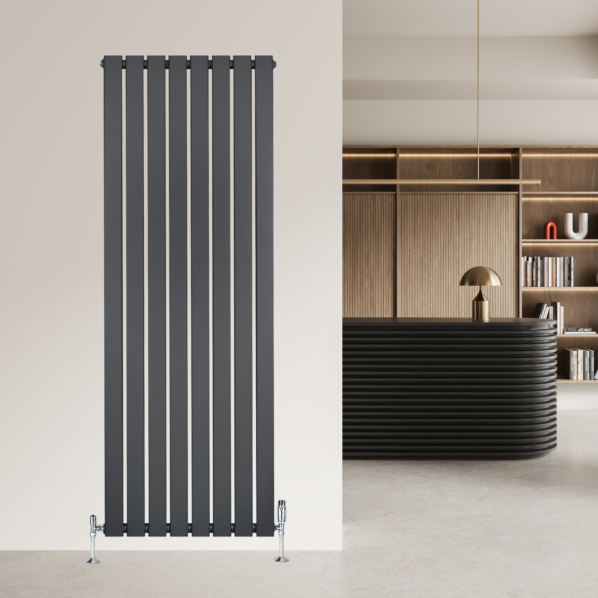 Radiador plano de coluna simples cinzento antracite, com design vertical e válvulas, instalado em parede moderna e minimalista