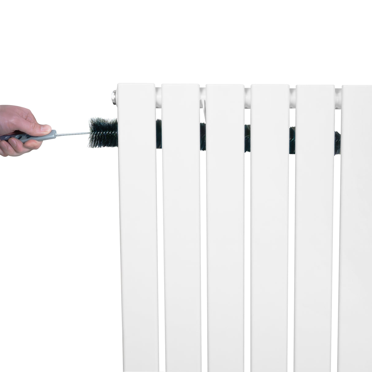 Radiador plano de coluna simples branco, com válvulas, sendo limpo com escova, destacando suas lâminas retas e acabamento liso