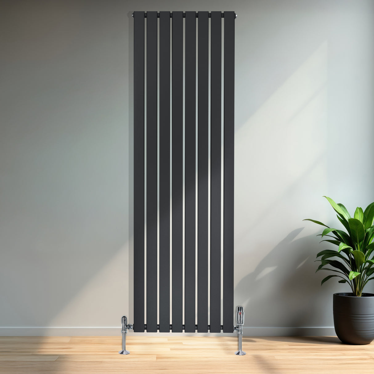 Radiador plano de coluna única preto, com design vertical e acabamento liso, instalado em parede clara, ao lado de planta verde