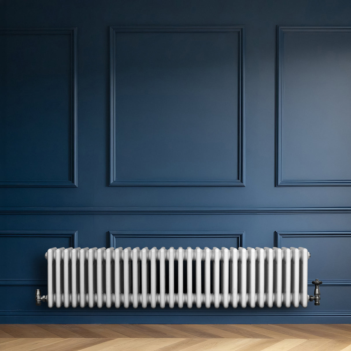 Radiador tradicional branco de 4 colunas, com válvulas, instalado em parede azul, destacando seu design elegante e moderno