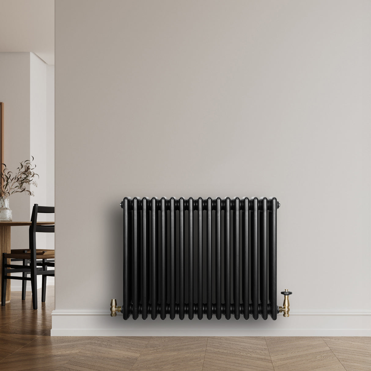 Radiador tradicional de 4 colunas, acabamento preto brilhante, instalado na parede, com válvulas douradas e design elegante e moderno