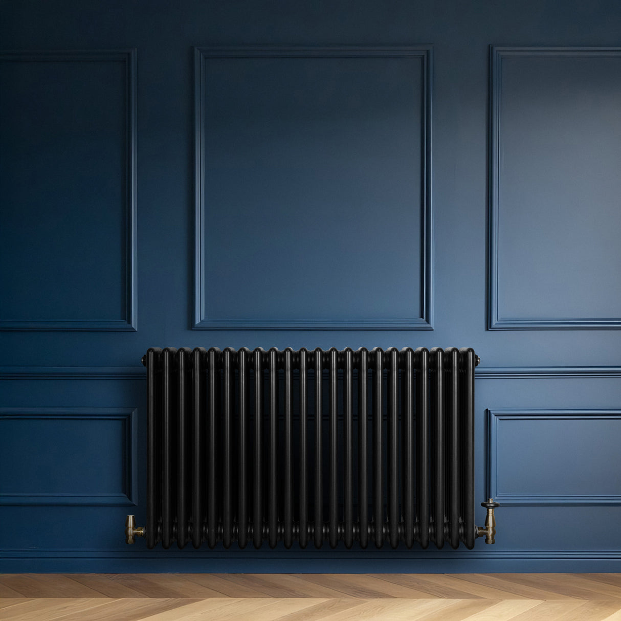 Radiador tradicional preto de 4 colunas, com válvulas, instalado em parede azul, destacando seu design elegante e acabamento liso