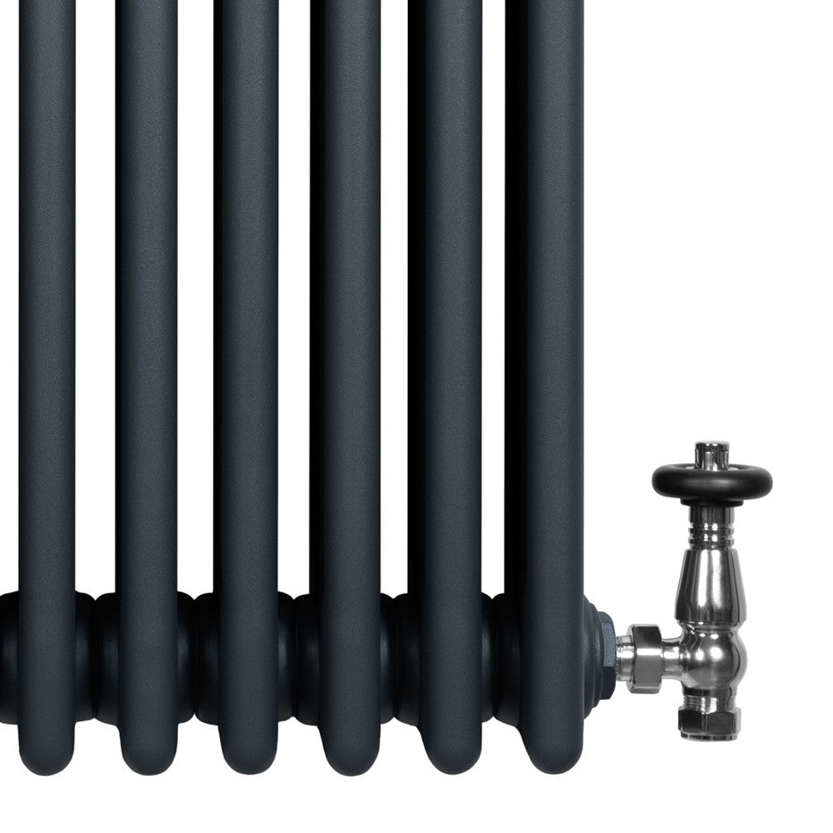 Radiador tradicional de 4 colunas em cinza antracite, com acabamento liso e válvulas metálicas brilhantes, ideal para aquecimento eficiente
