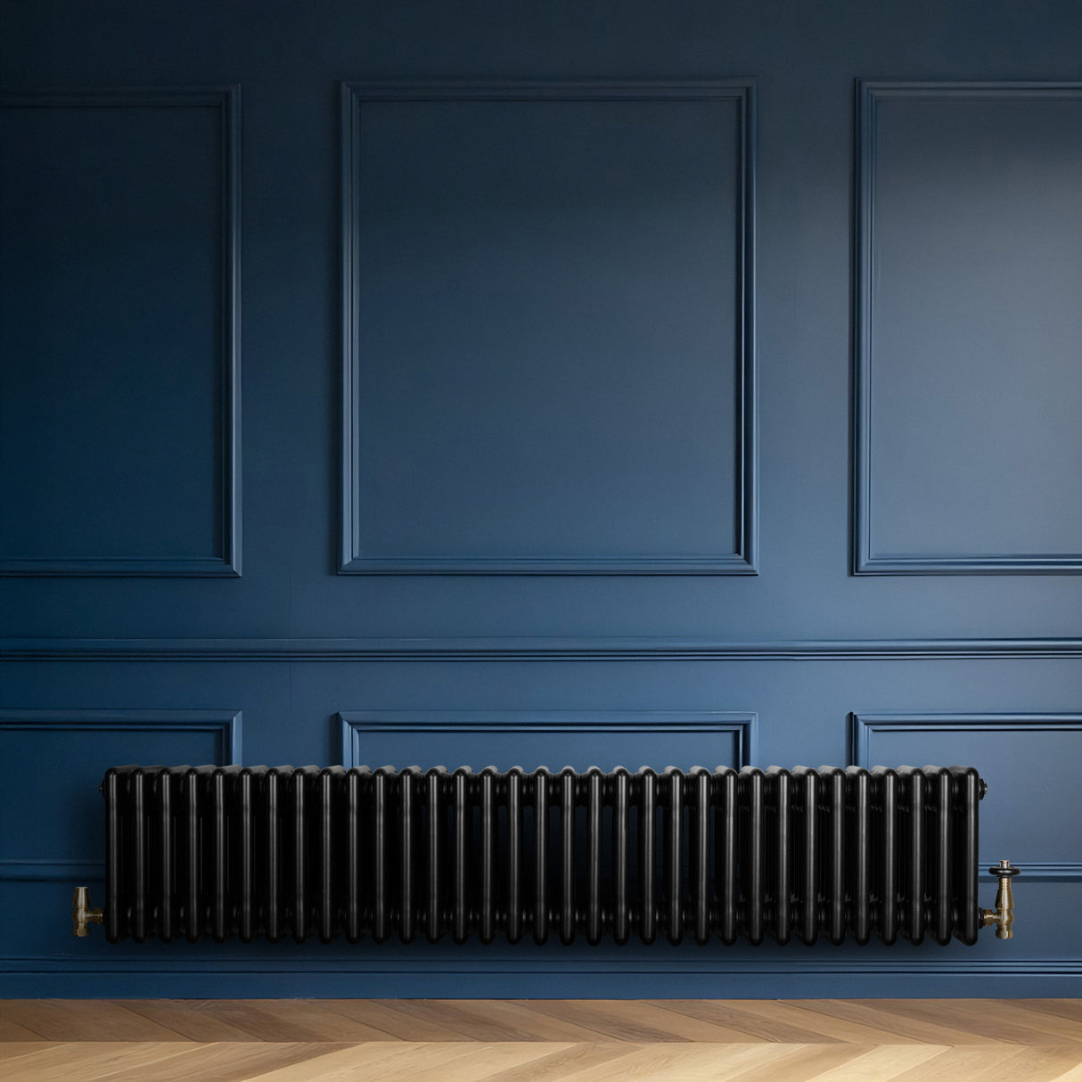 Radiador tradicional de 4 colunas, 300 x 1505 mm, na cor preta, com acabamento liso e detalhes em bronze, instalado em parede azul
