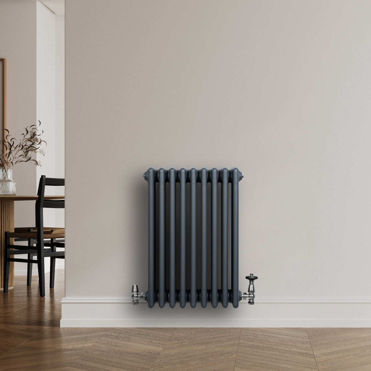 Radiador tradicional de 4 colunas em cinza antracite, com acabamento liso e design elegante, instalado em parede clara