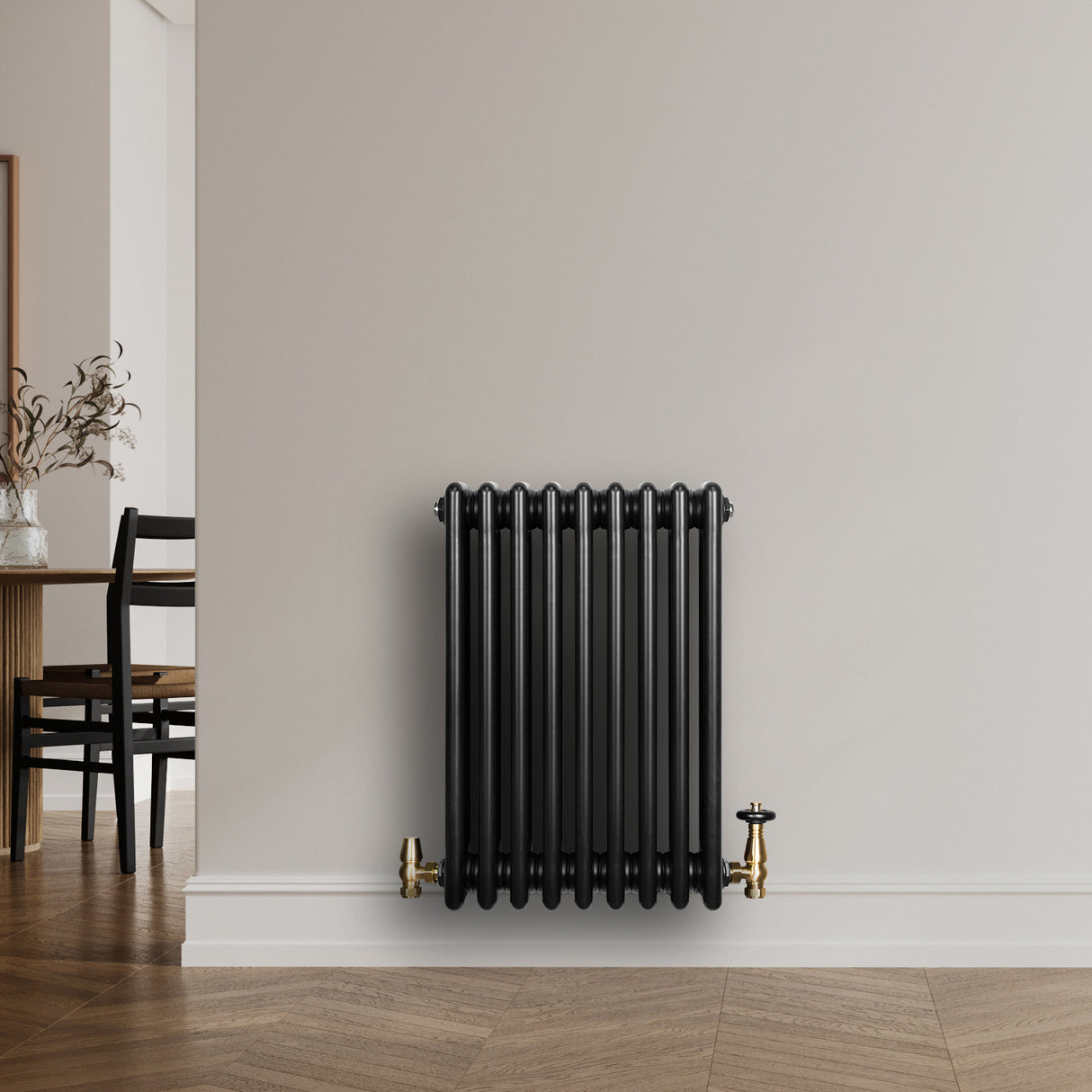Radiador tradicional preto de 4 colunas, 600 x 425 mm, com acabamento liso e detalhes em metal dourado, ideal para ambientes modernos