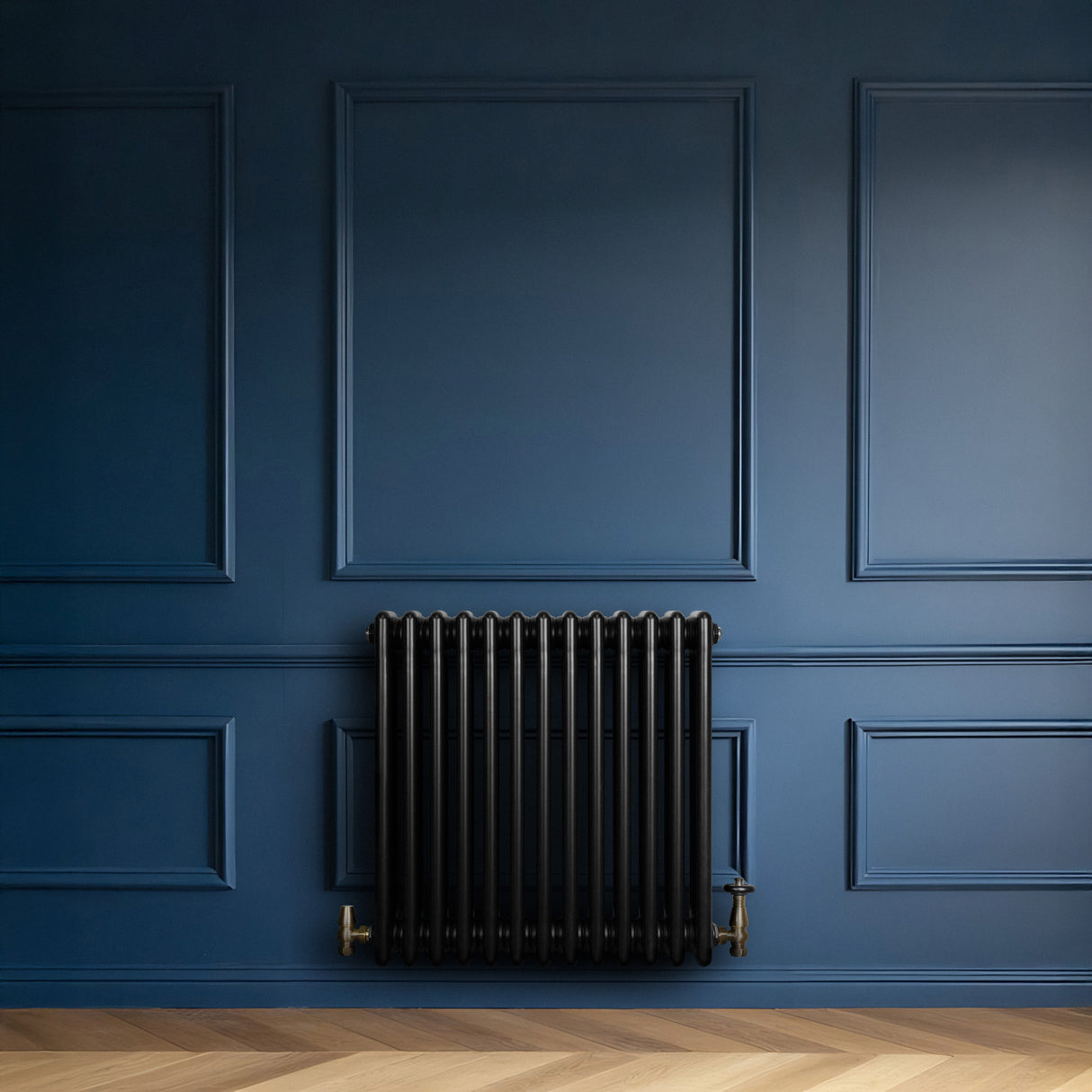 Radiador tradicional de 4 colunas, 600 x 605 mm, na cor preta, instalado em parede azul, com detalhes em bronze e textura lisa